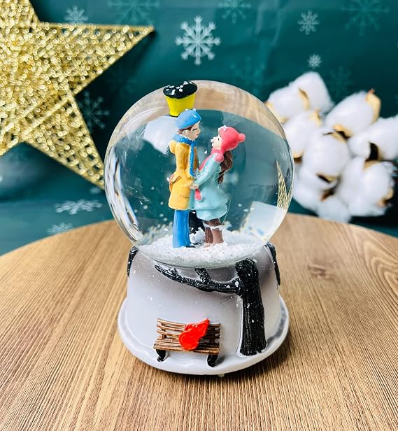 giftmoda Orta Boy Sokak Lambası Altında Elele Tutuşan Romantik Aşıklar Işıklı Müzikli Kar Küresi